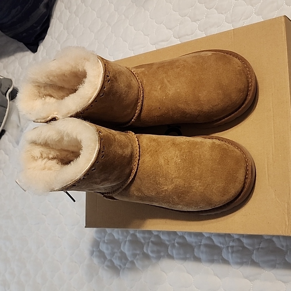 Ugg k dixi flora perforated boot